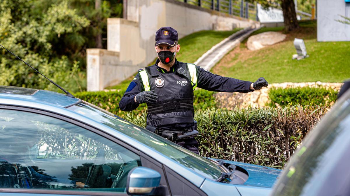 Un policía local durante un control en la CV-70 por el estado de alarma.