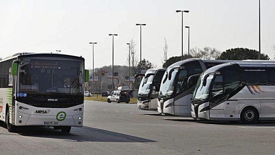 Autobusos aturats a l&#039;esplanada de l&#039;aparcament de Fontajau.