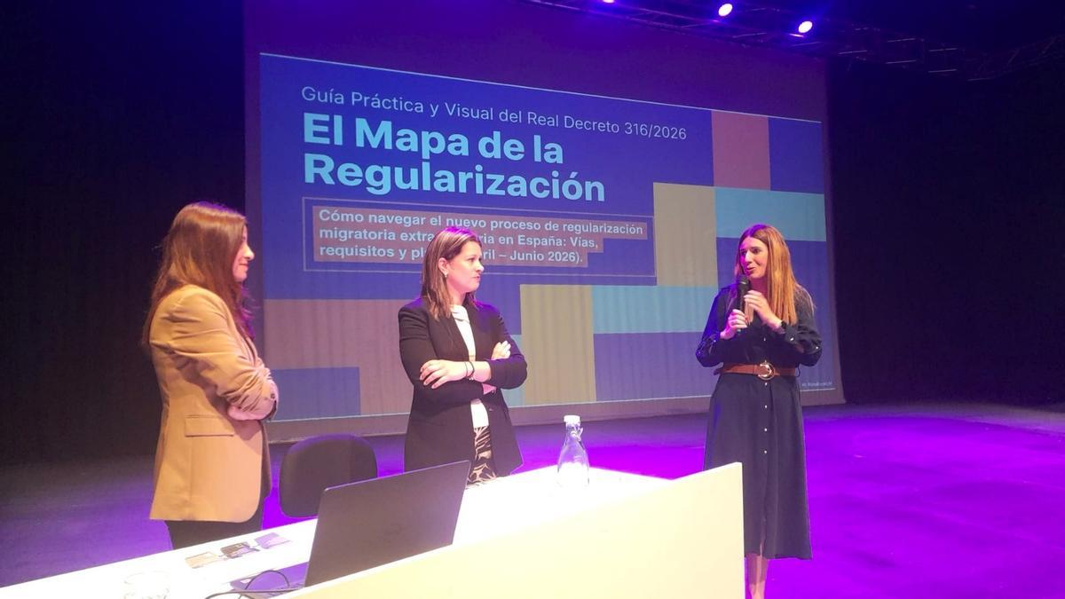 Charla informativa para orientar a la población migrante de Ontinyent sobre la regularización.