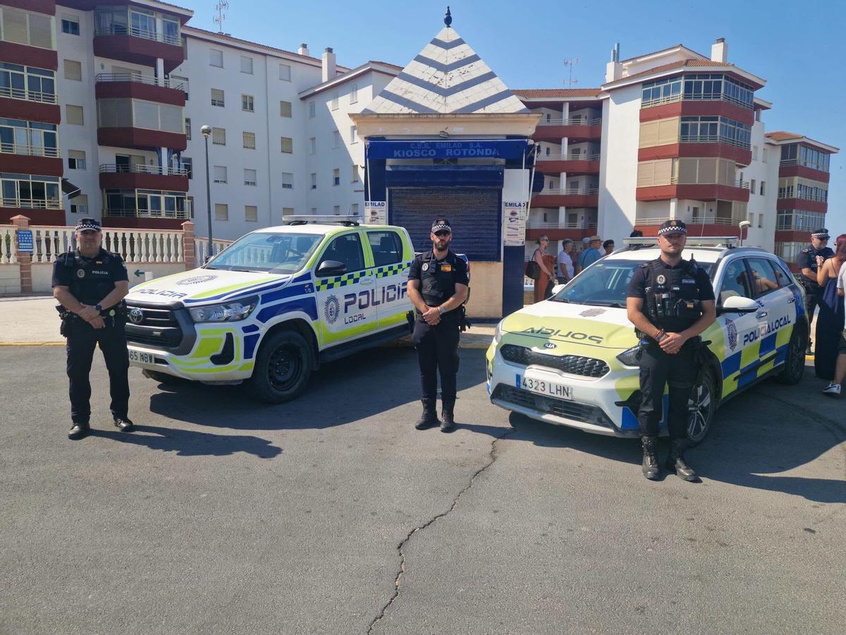 Tradicional izado de banderas en Matalascañas.