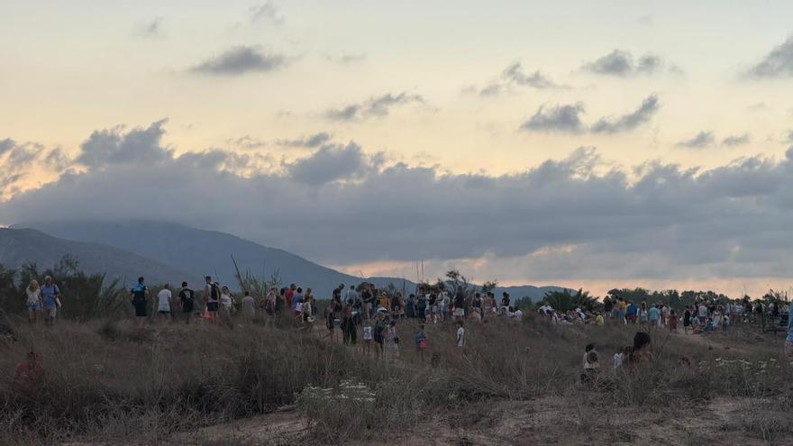 El incivismo durante el eclipse pone en riesgo las dunas protegidas de l’Auir de Gandia