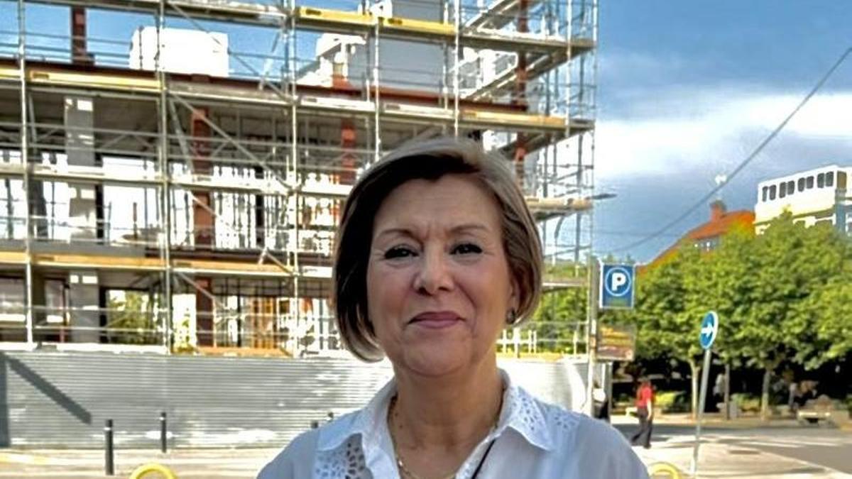 Ana Granja, con las obras del centro de salud a sus espaldas.