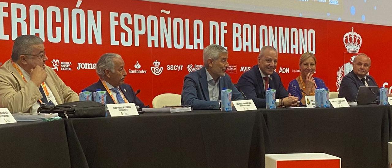 Mesa presidencial de la Asamblea Anual Ordinaria de la Real Federación Española de balonmano.