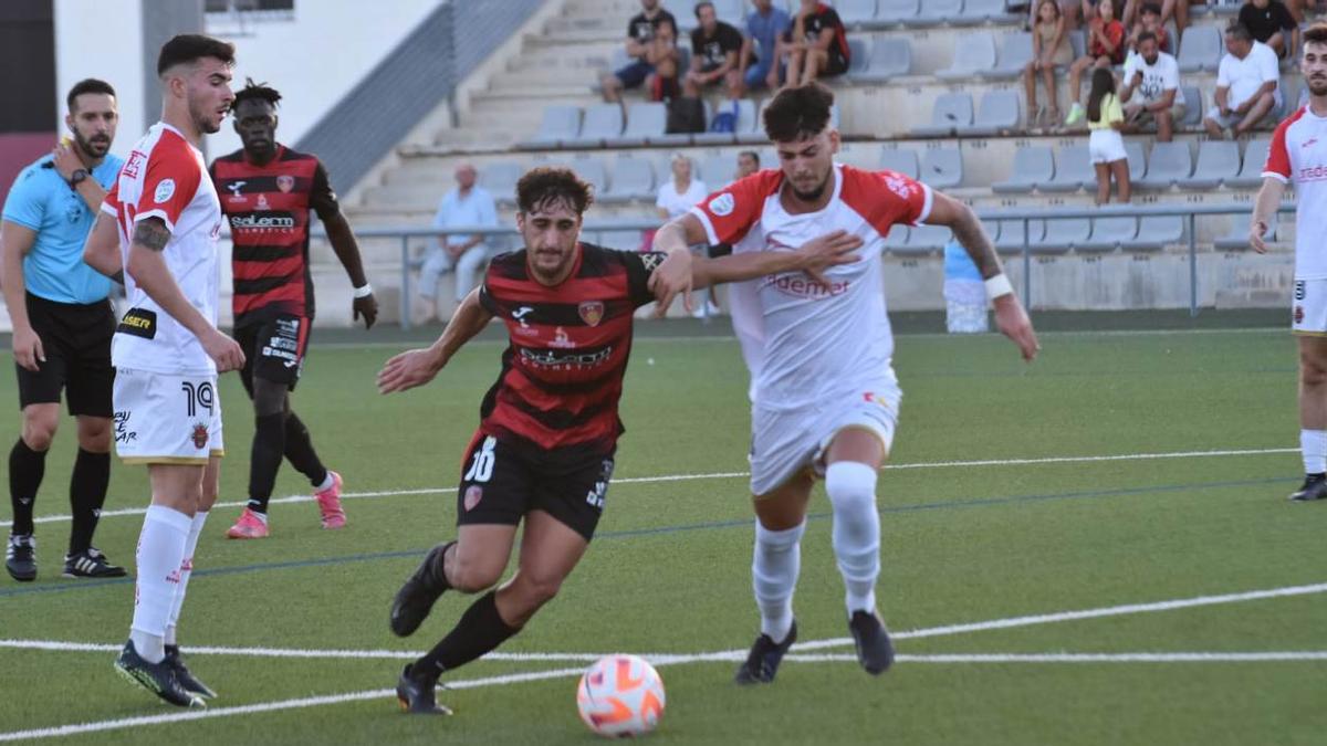 Una pugna por el balón en un partido del Salerm.