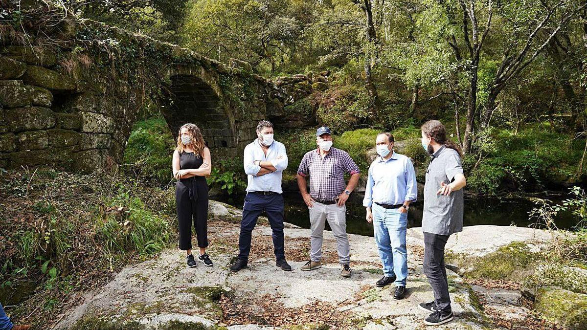 Reunión de José Crespo, Luis Calvo y técnicos municipales, ayer, en A Ponte dos Cabalos.