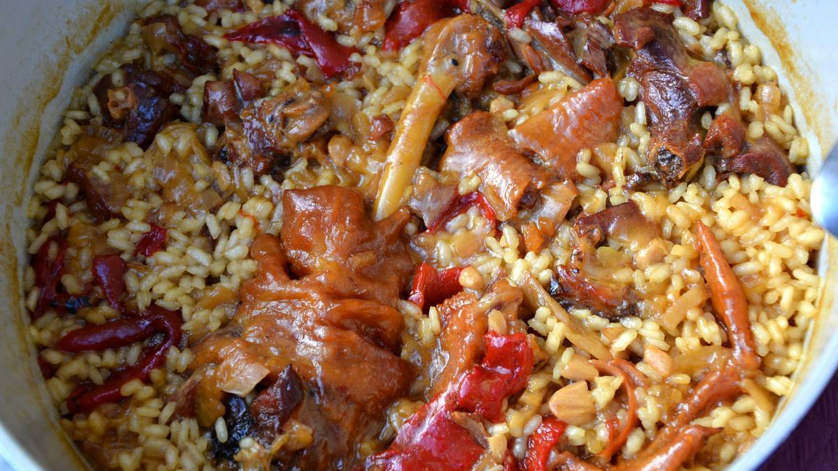 Arroz con pitu caleya, una de las especialidades de Cami Bada, al frente de los fogones de Casa Alfonso en Oceño (Peñamellera Alta)