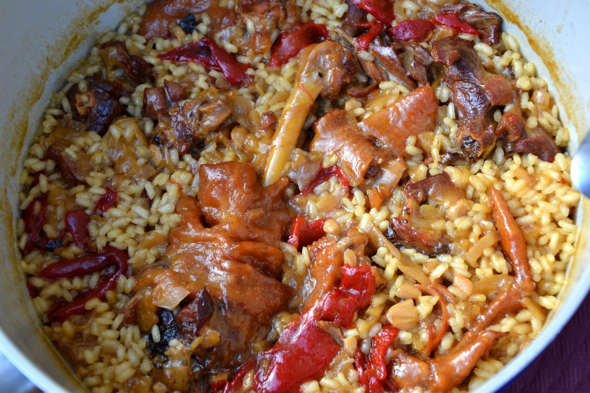 Arroz con pitu caleya, una de las especialidades de Cami Bada, al frente de los fogones de Casa Alfonso en Oceño (Peñamellera Alta)