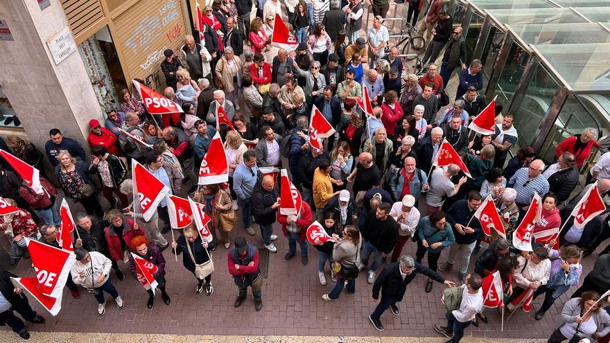 Decenas de personas muestran su apoyo a Pedro Sánchez en Palma