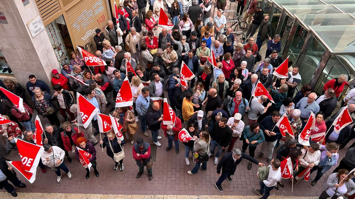 Más de doscientas  personas muestran su apoyo a Pedro Sánchez en Palma