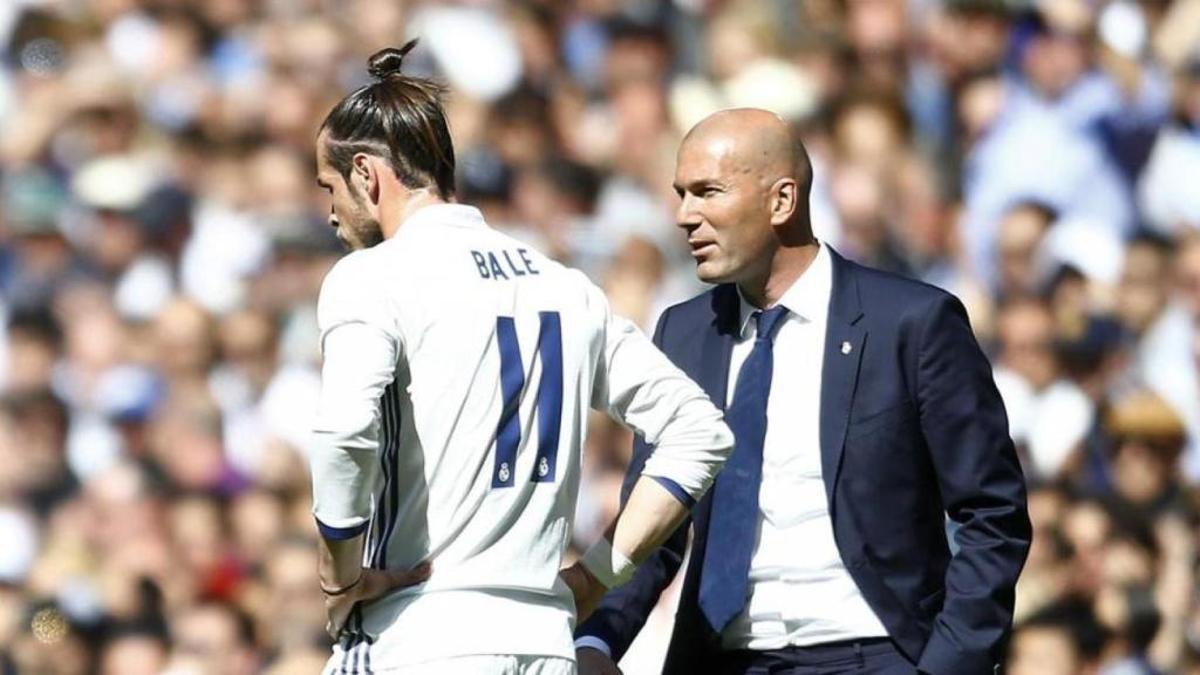 Gareth Bale recibe instrucciones de ZInedine Zidane en un encuentro de la temporada 2016/2017