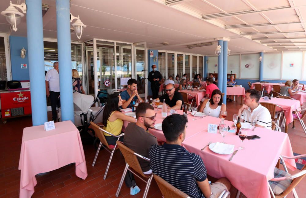 Primer día tras el estado de alarma: playas, centros comerciales y vuelos en Manises