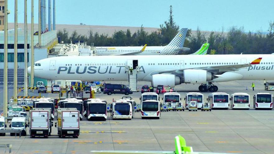 El avión de Plus Ultra tras aterrizar en el aeropuerto de Gran Canaria el 11 de abril con el material sanitario adquirido en China.