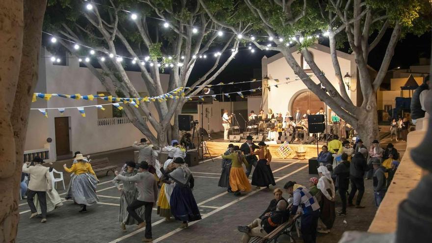 Música, baile y trajes tradicionales protagonizan el Festival de Folclore de Veneguera