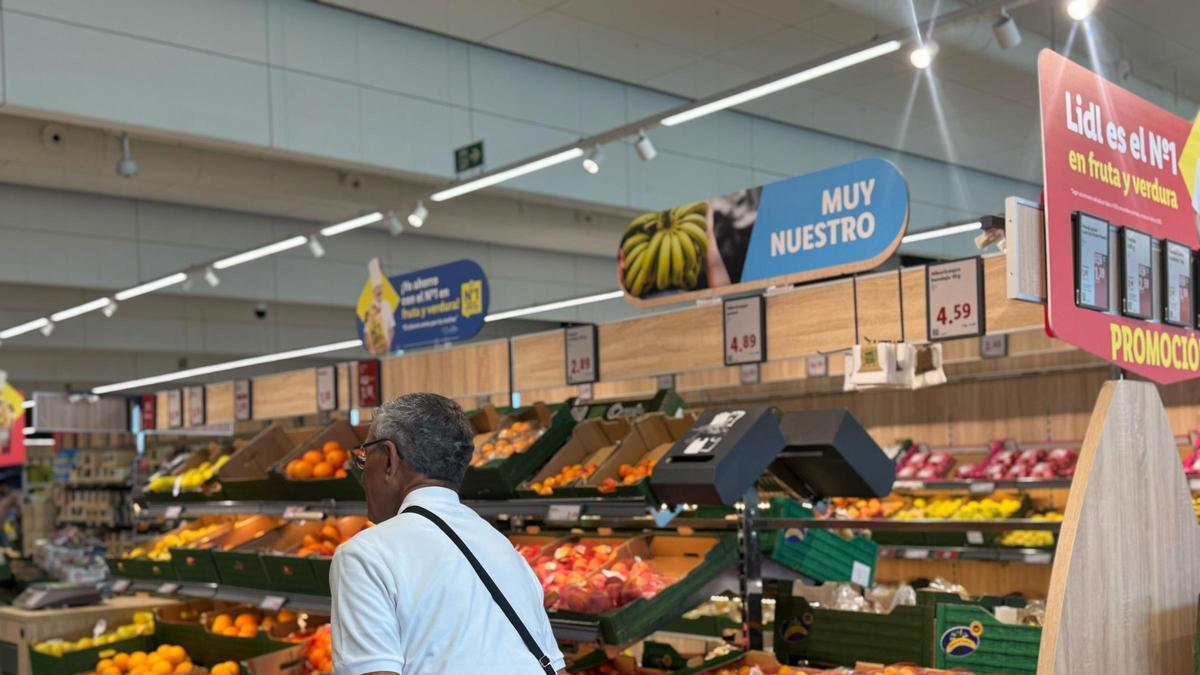 Sección de frutas y verduras en una tienda de Lidl.