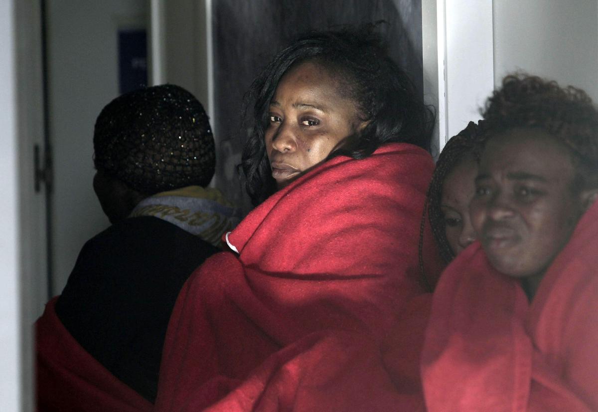Varias mujeres esperan para ser atendidas por la Cruz Roja al desembarcar en el puerto de Tarifa (Cádiz)