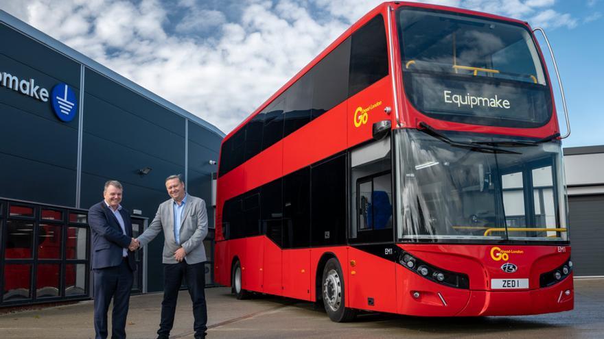 Ian Foley, director general – Equipmake (esquerra) i Richard Harrington, director d&#039;enginyeria – Go Ahead London (dreta), en una imatge publicada el 12 de novembre del 2021. (Horitzontal)