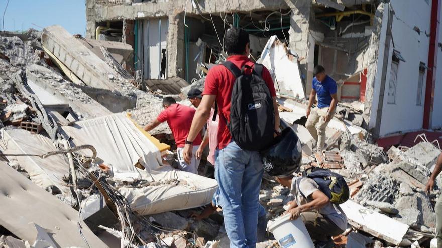 Rescatan a un perro con vida entre los escombros en Cali, Colombia