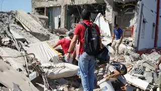 Rescatan a un perro con vida entre los escombros en Cali, Colombia
