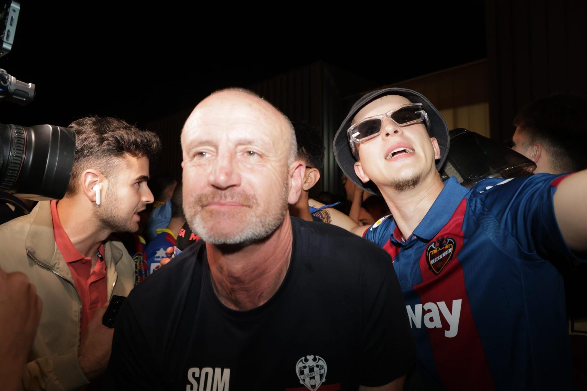 El Levante Ud llega a València tras conseguir el ascenso en Burgos