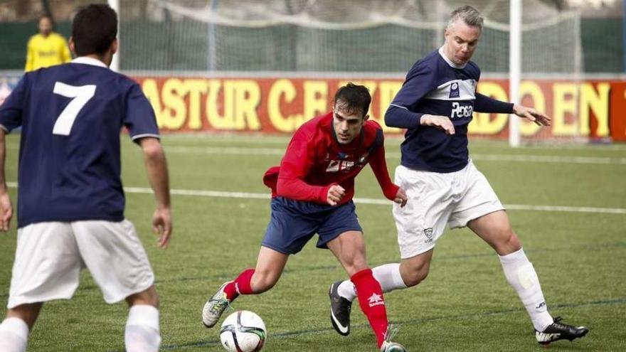 Boris pelea un balón con un jugador del Astur.