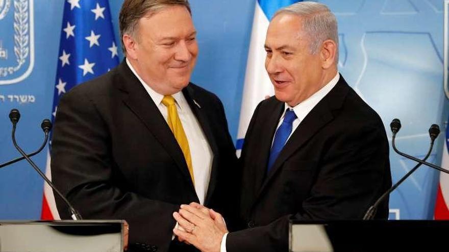 Pompeo, con Benjamin Netanyahu, tras llegar ayer a Israel. // Reuters