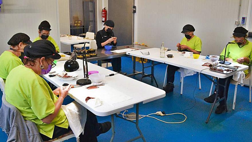 De izquierda a derecha, Luisa Granda, Mercedes Cruz, Natacha Vallina, Ana Labad, Icíar Menéndez y Fátima Alonso, trabajando ayer en Luces (Lastres). 