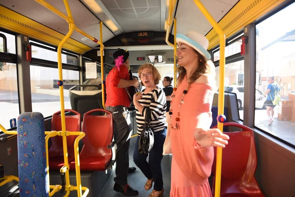 Mucho Más Mayo: actores en autobuses de Cartagena