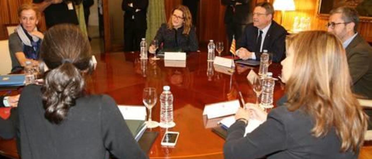 Un momento de la reunión mantenida ayer por Ximo Puig con la ministra García-Tejerina en Madrid.