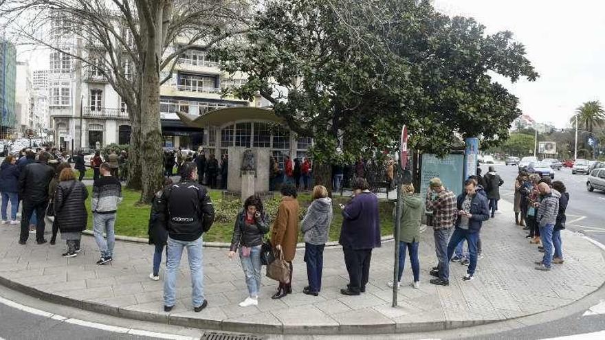 Cola para comprar entradas para Sabina.