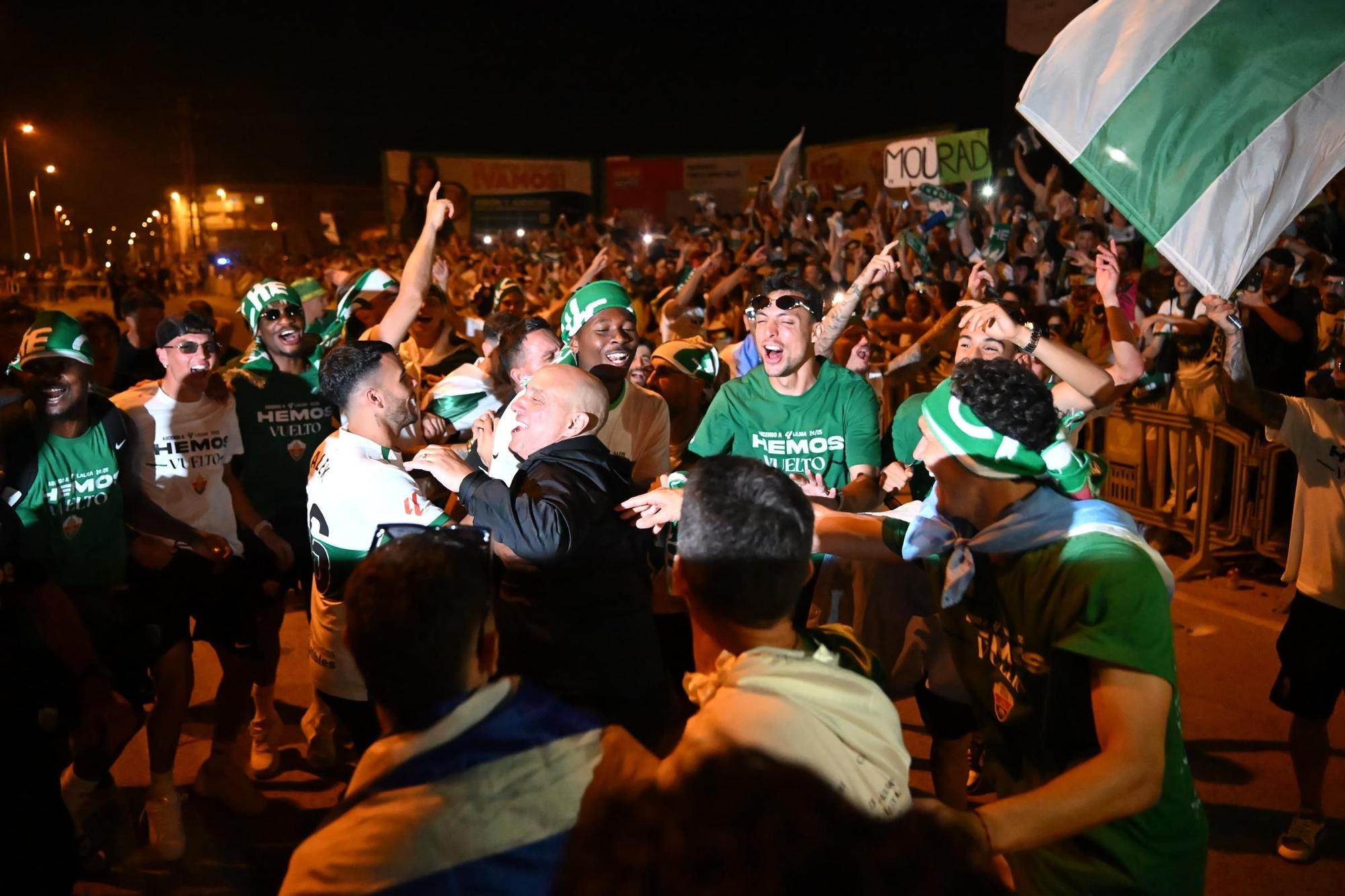 La afición del Elche recibe a los héroes del ascenso a su llegada al Martínez Valero