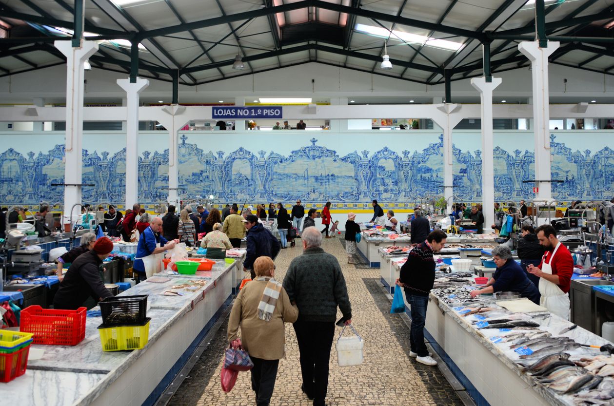 El Mercado do Livramento es una joya de Setúbal: su panel de azulejos es único