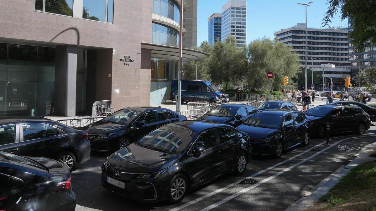 Un informe jurídico de la UB señala "incompatibilidades" de la ley del taxi catalana con el derecho europeo