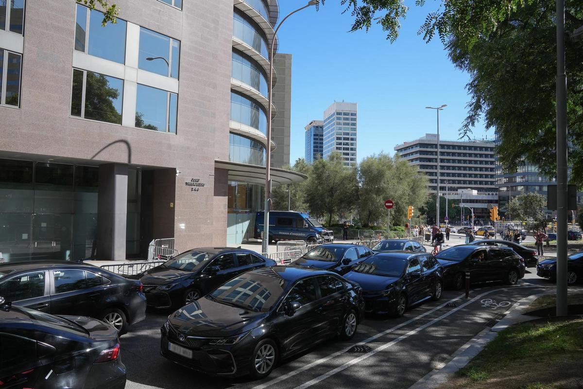 Protesta de VTC convocada por el Sindicato Libre de Transporte (STL) y Unauto VTC ante la Consellería de Territorio de la Generalitat, en una imagen de archivo