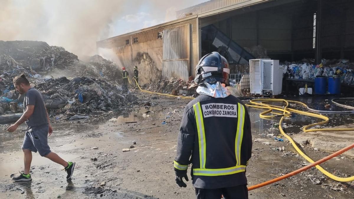 El fuego en la planta de reciclaje de San Cristóbal ha movilizado a los bomberos de Benavente.