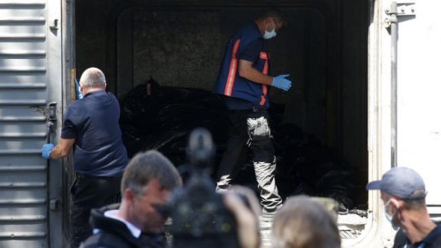 Tres forenses comprueban los cuerpos del vuelo de Malaysia Airlines