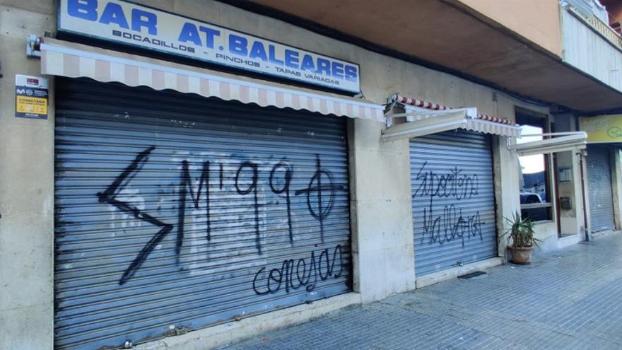 Pintadas nazis en la fachada del Bar Atlético Baleares.