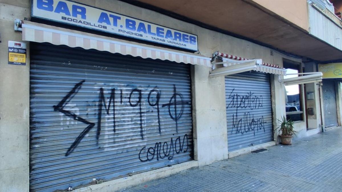 Pintadas nazis en la fachada del Bar Atlético Baleares.