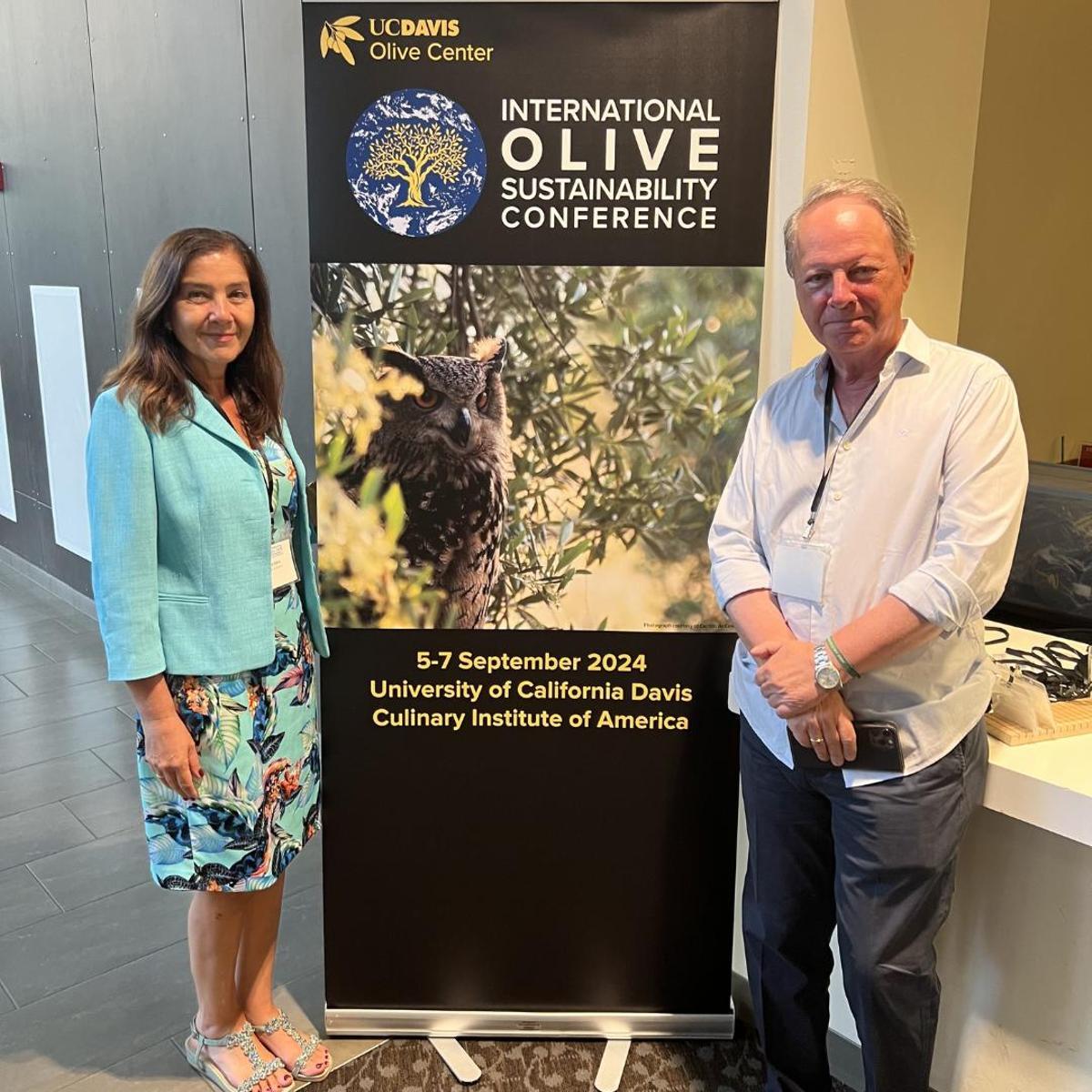 Los hermanos Rosa y Francisco Vañó, al frente de la empresa de aceites virgen oliva extra Castillo de Canena (Jaén), intervinieron como ponentes la pasada semana en la Universidad de Davis, en Sacramento (California), durante la Conferencia Internacional sobre la Sostenibilidad del Olivo, que eligió para su cartel institucional la imagen de una lechuza en los olivares de Castillo de Canena, considerados ejemplo a seguir de agricultura regenerativa como hábitat para la biodiversidad.