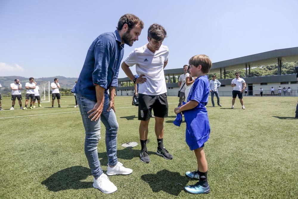 Visita de Mata al campus del Real Oviedo