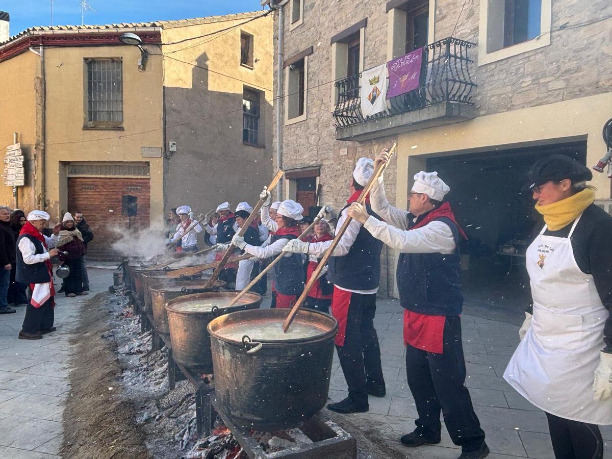 Els calderers de Montmaneu remenen les grans calderes al foc lent