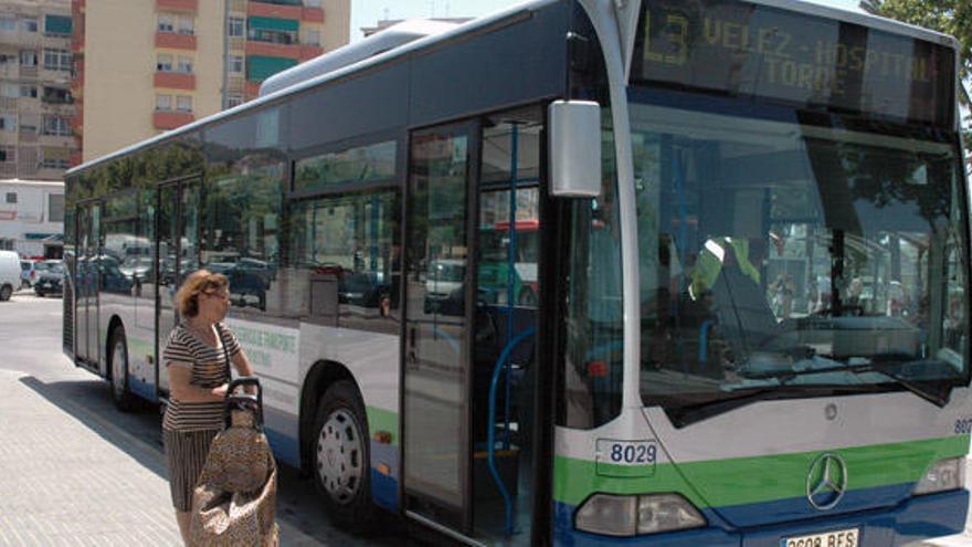 Una mujer se dispone a coger el autobús en Vélez Málaga.