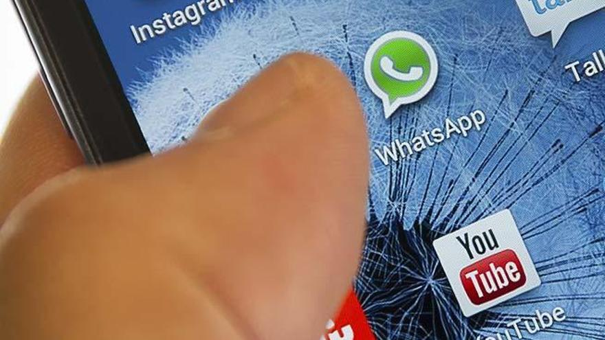Un móvil con el logo de WhatsApp.