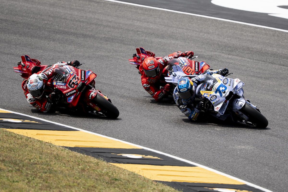 Àlex Márquez (73), delante; 'Pecco' Bagnaia (63), por delante y Marc Márquez (93), por fuera para pasarlos a los dos.