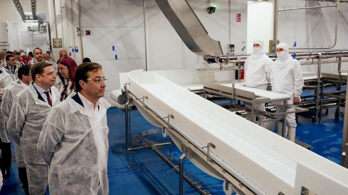 El ministro de Agricultura, Luis Planas, y el presidente de la Junta, Guillermo Fernández Vara, en la visita a las instalaciones.