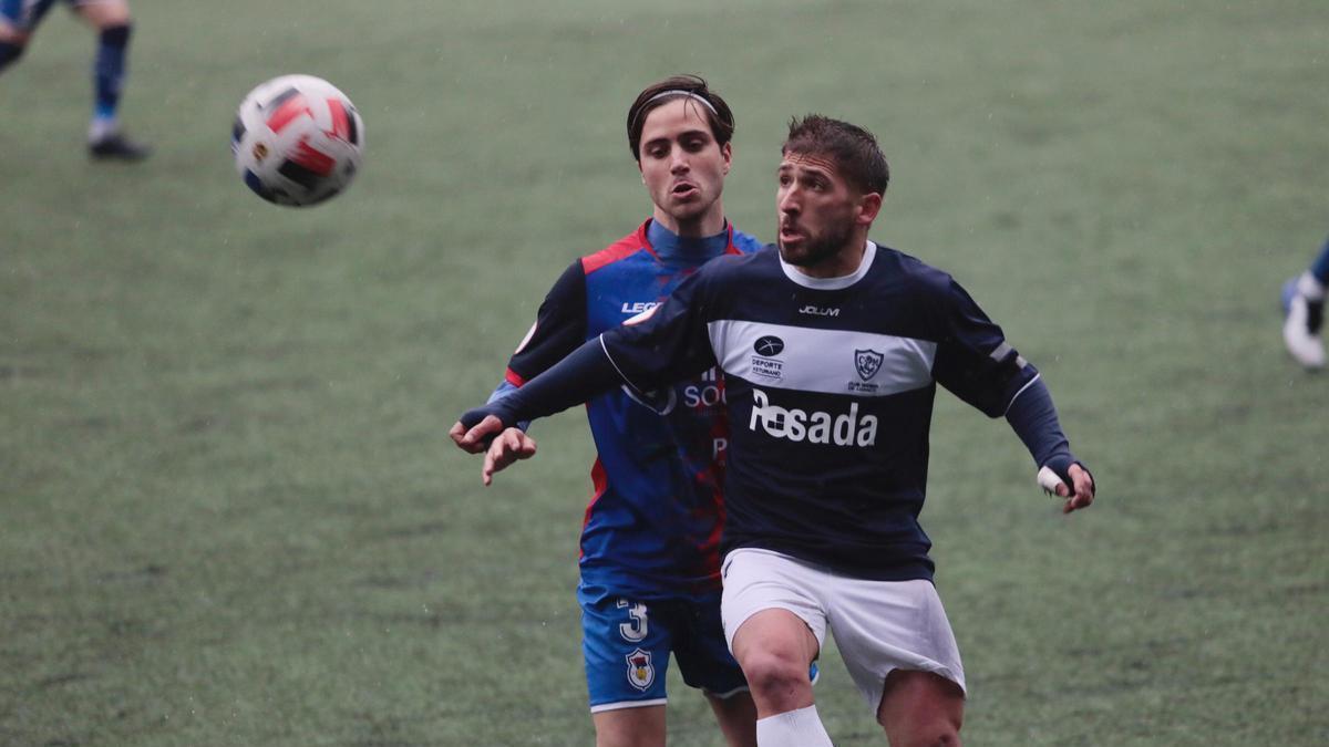 El jugador del Marino Álex Arias, presionado por Orviz, del Langreo, ayer en el Nuevo Ganzábal.