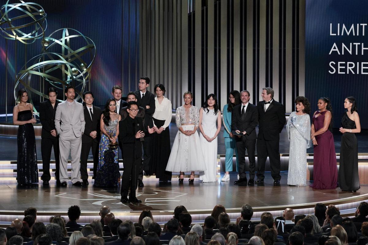 El elenco y el equipo de Beef, tras ganar el premio a Mejor Miniserie.jpg