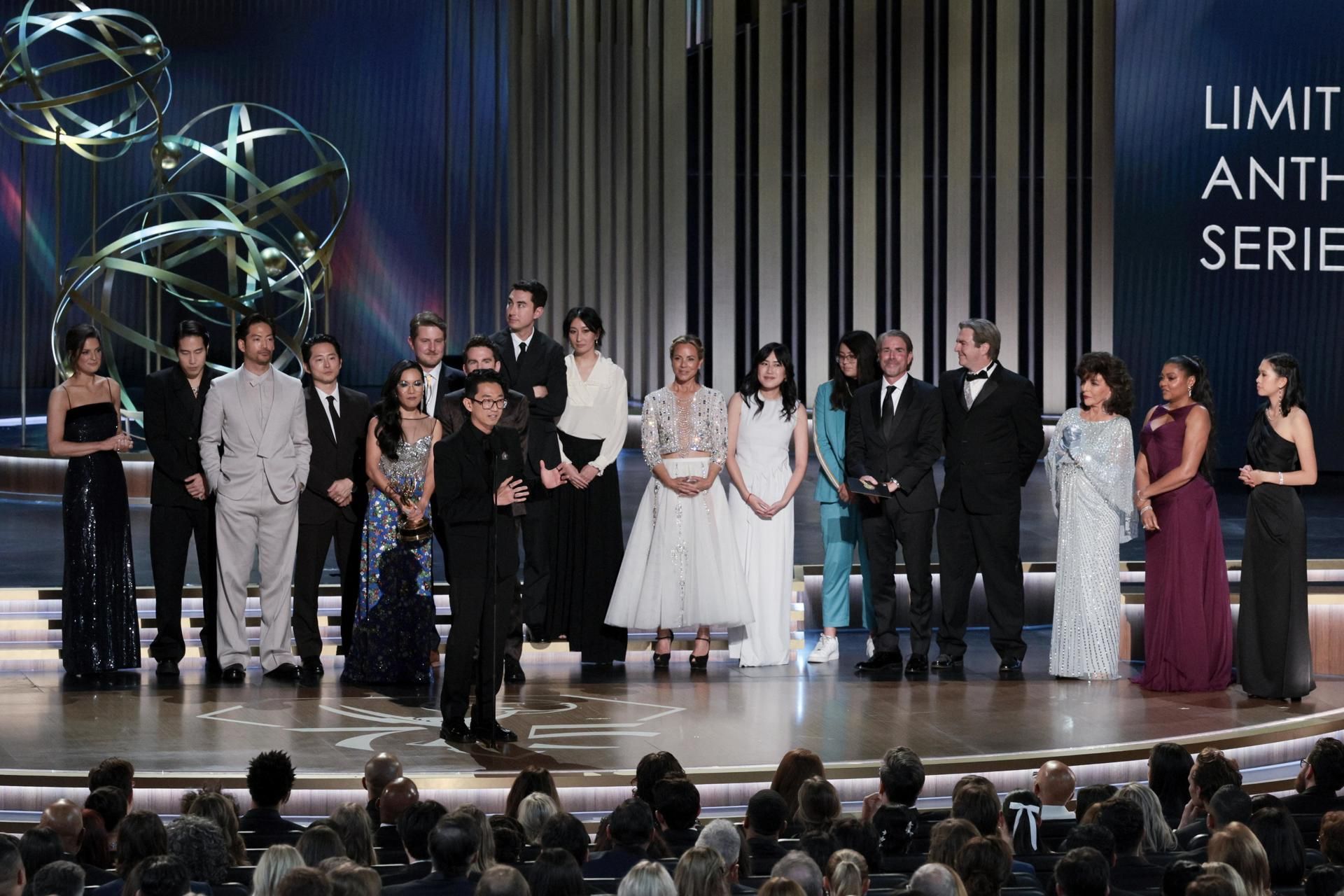 El elenco y el equipo de 'Beef', tras ganar el premio a Mejor Miniserie.jpg