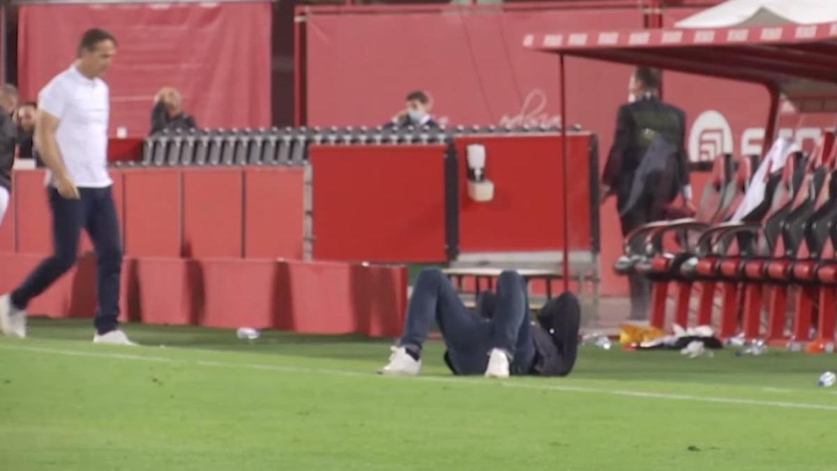 Luis García, en el suelo tras ver el gol de Ocampos en el minuto 94.