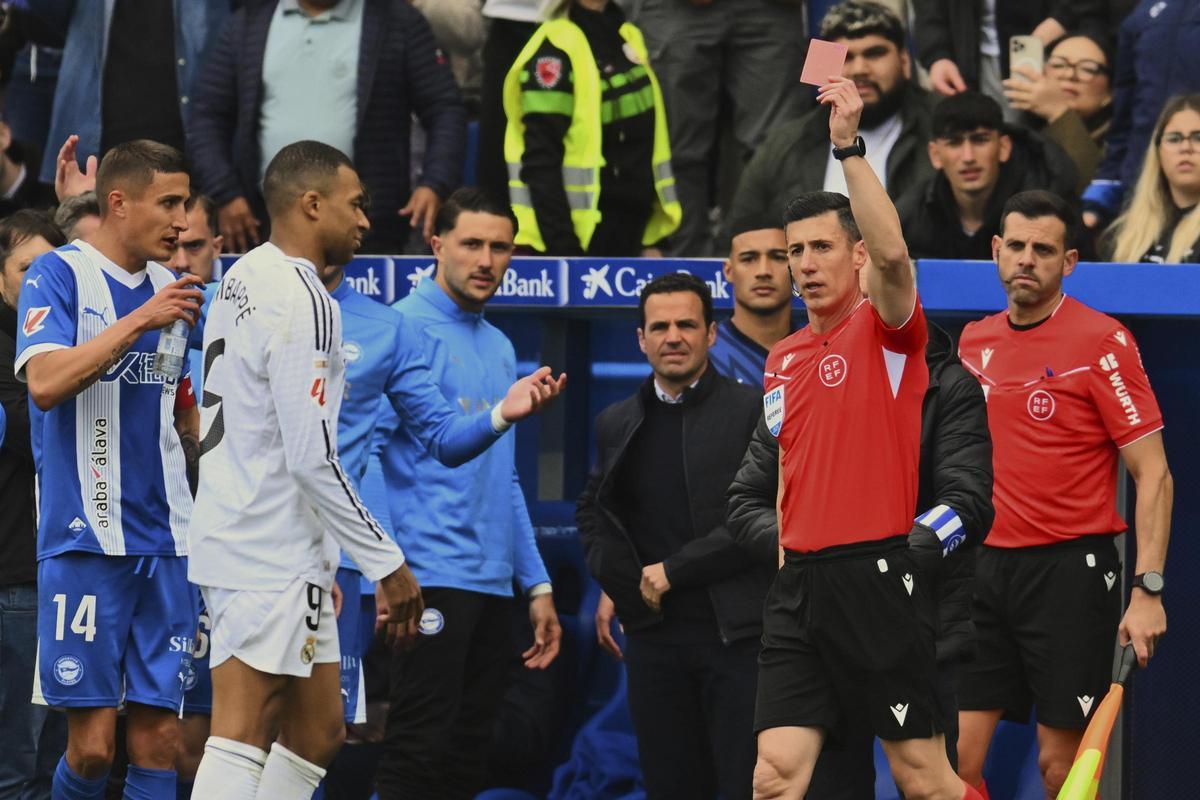 El momento exacto en el que Soto Grado expulsó a Mbappé durante el Alavés-Real Madrid