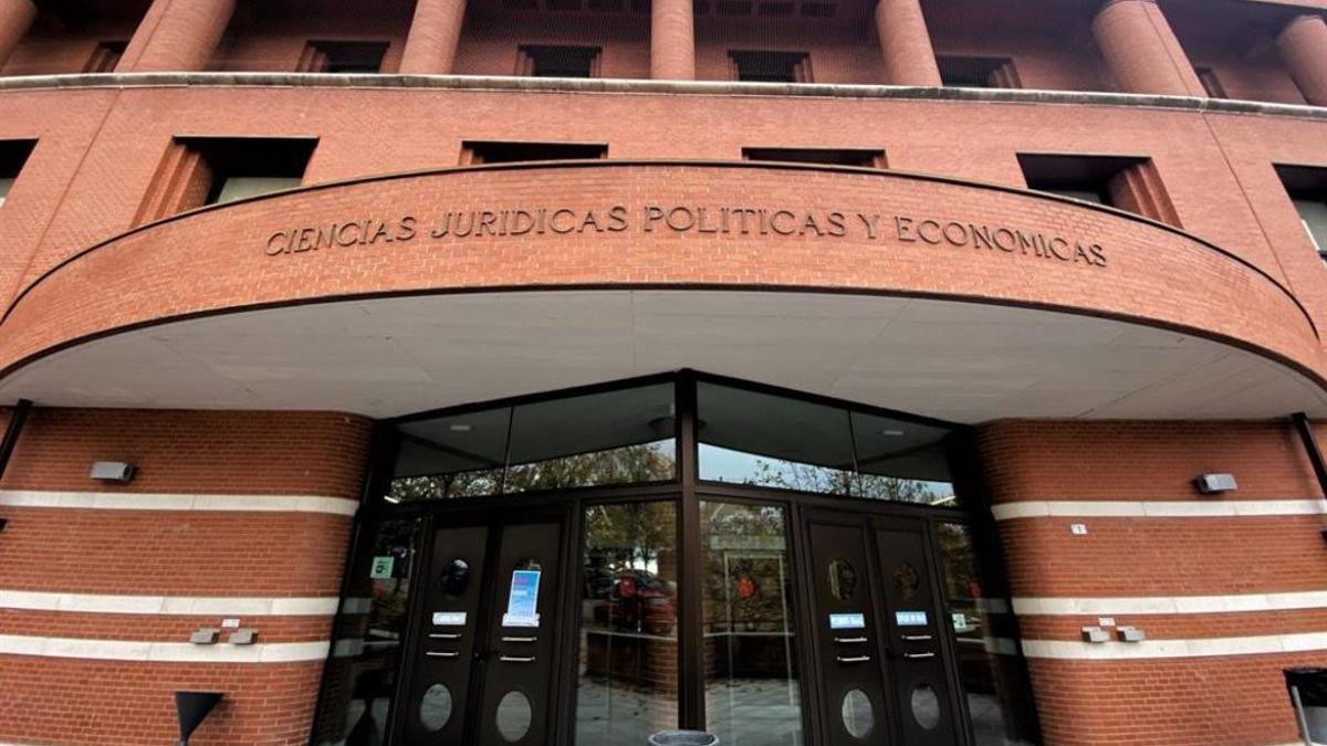 Una fachada de la Facultad de Ciencias Jurídicas Políticas y Económicas